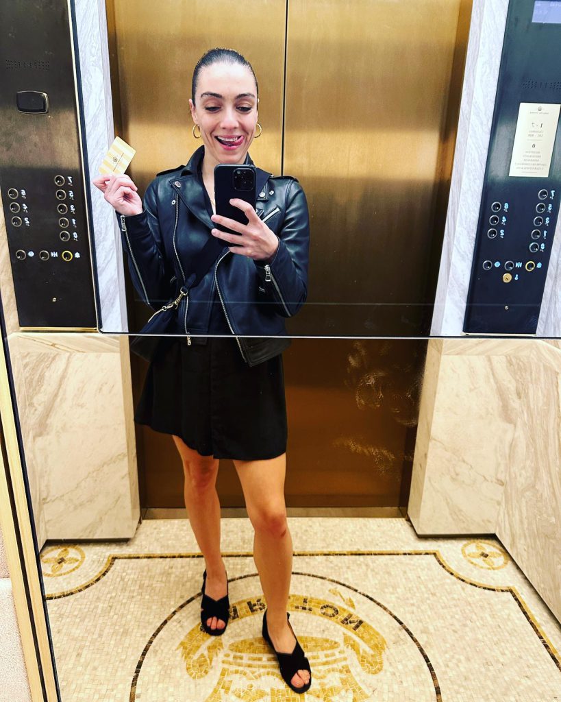 Merve Dizdar poses nudes