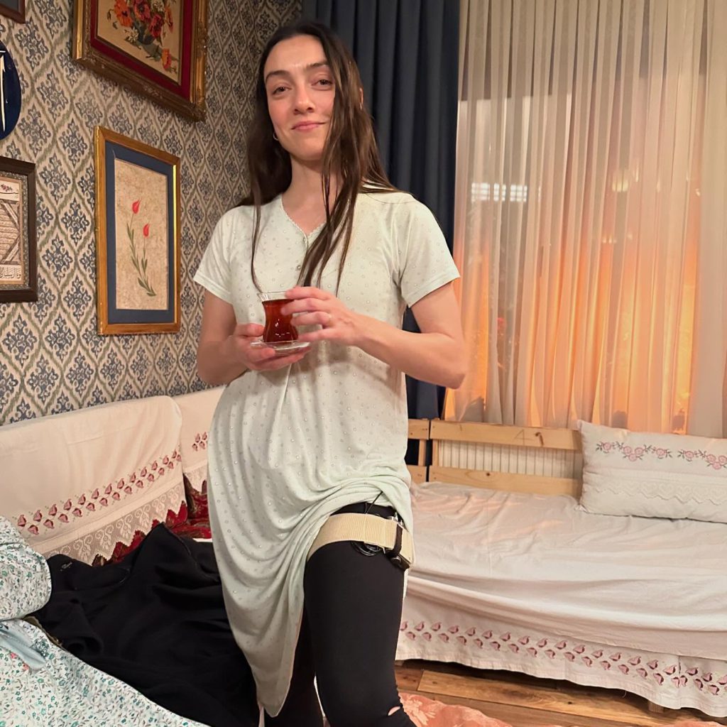 Merve Dizdar poses porn