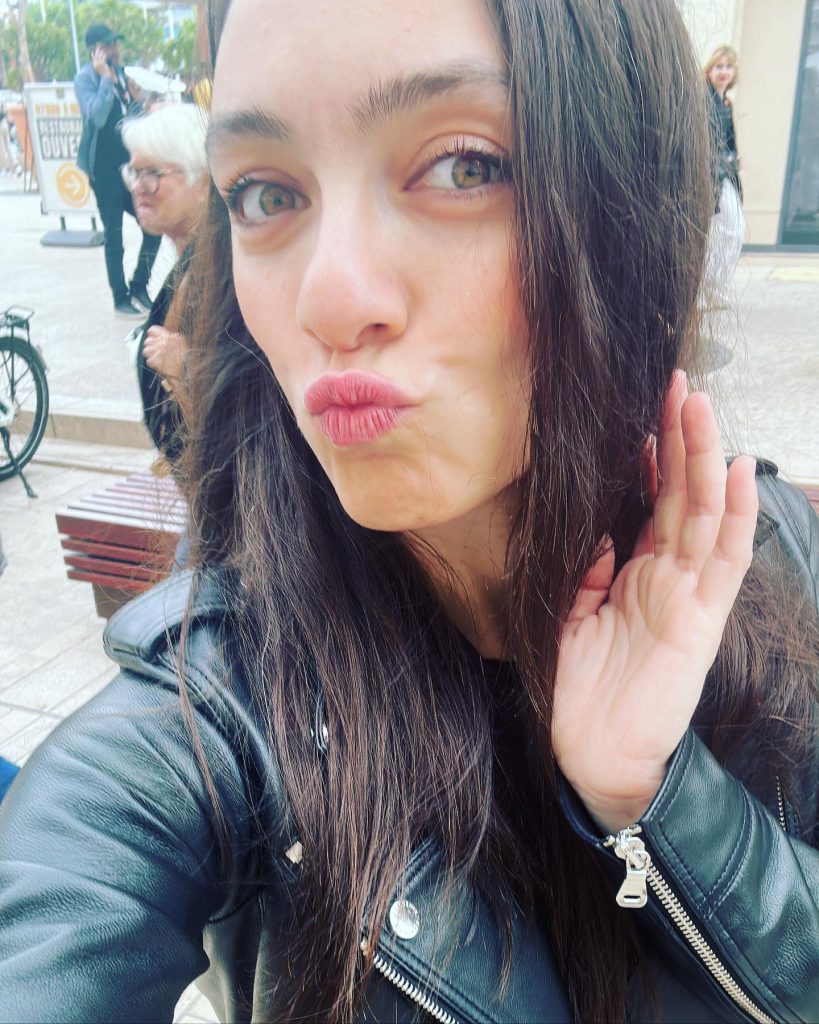 Merve Dizdar poses pussy