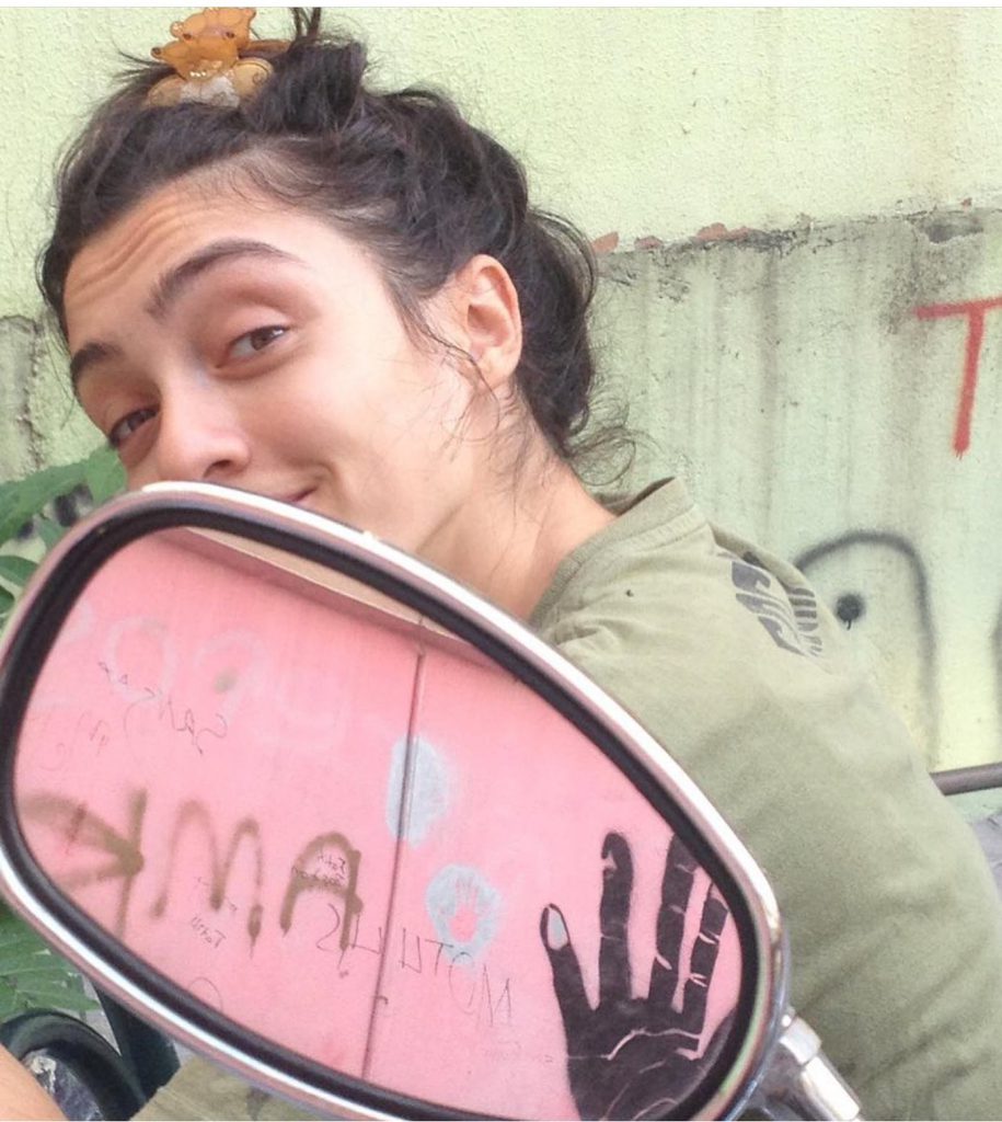 Merve Dizdar poses sex