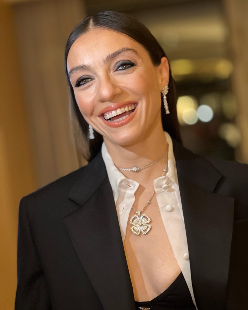 Merve Dizdar poses sex