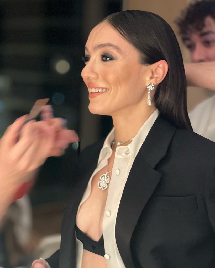 Merve Dizdar poses xxx