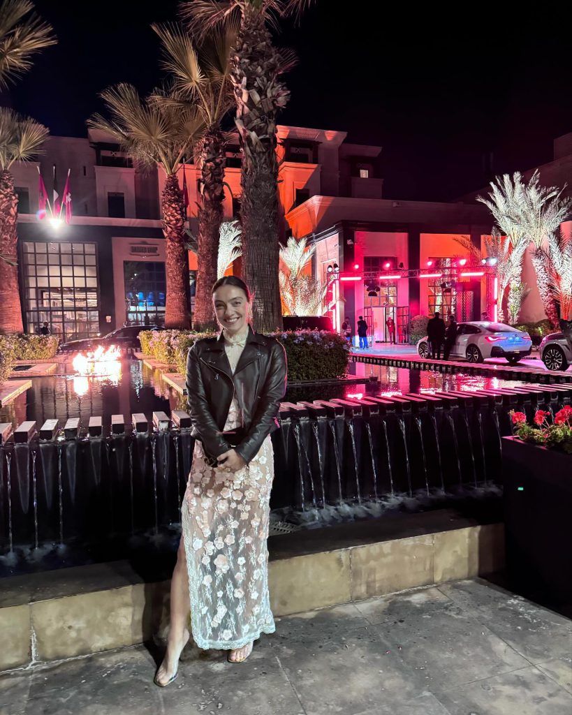 Merve Dizdar poses xxx porn