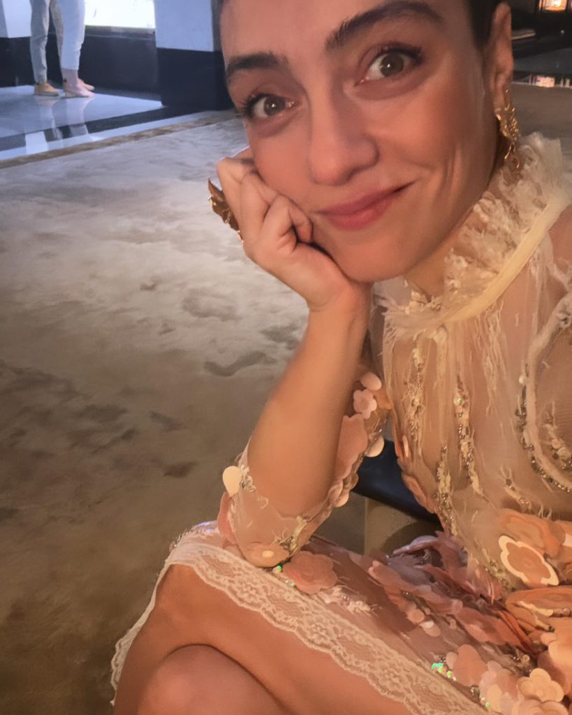 Merve Dizdar poses xxx sex