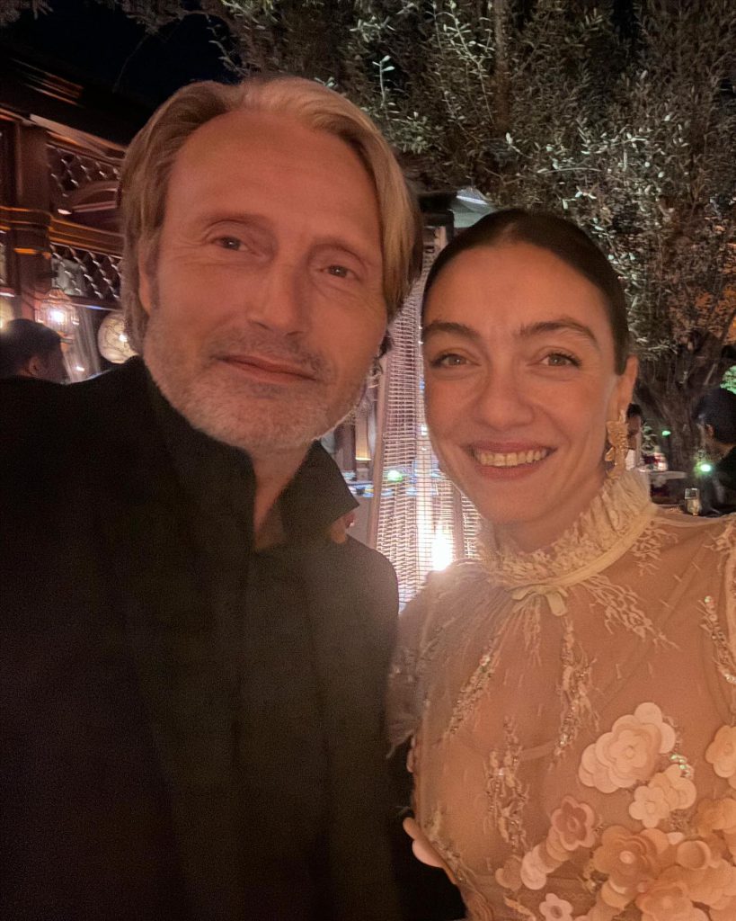 Merve Dizdar smiles hot