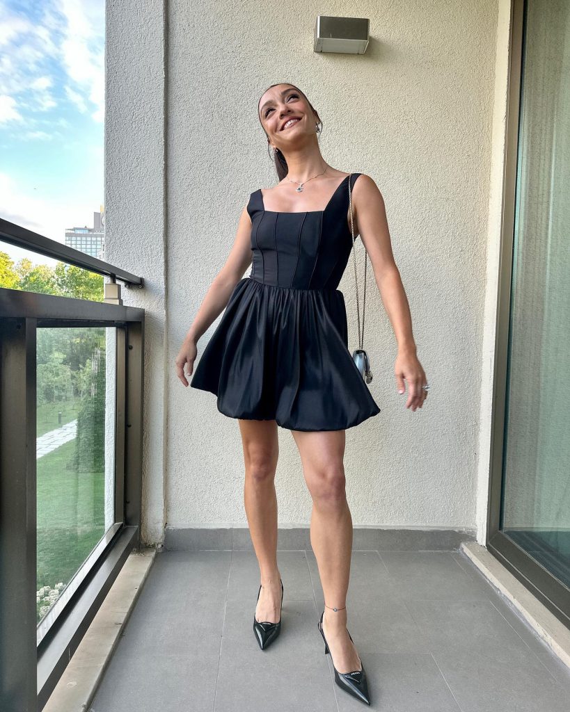 Merve Dizdar smiles hot images