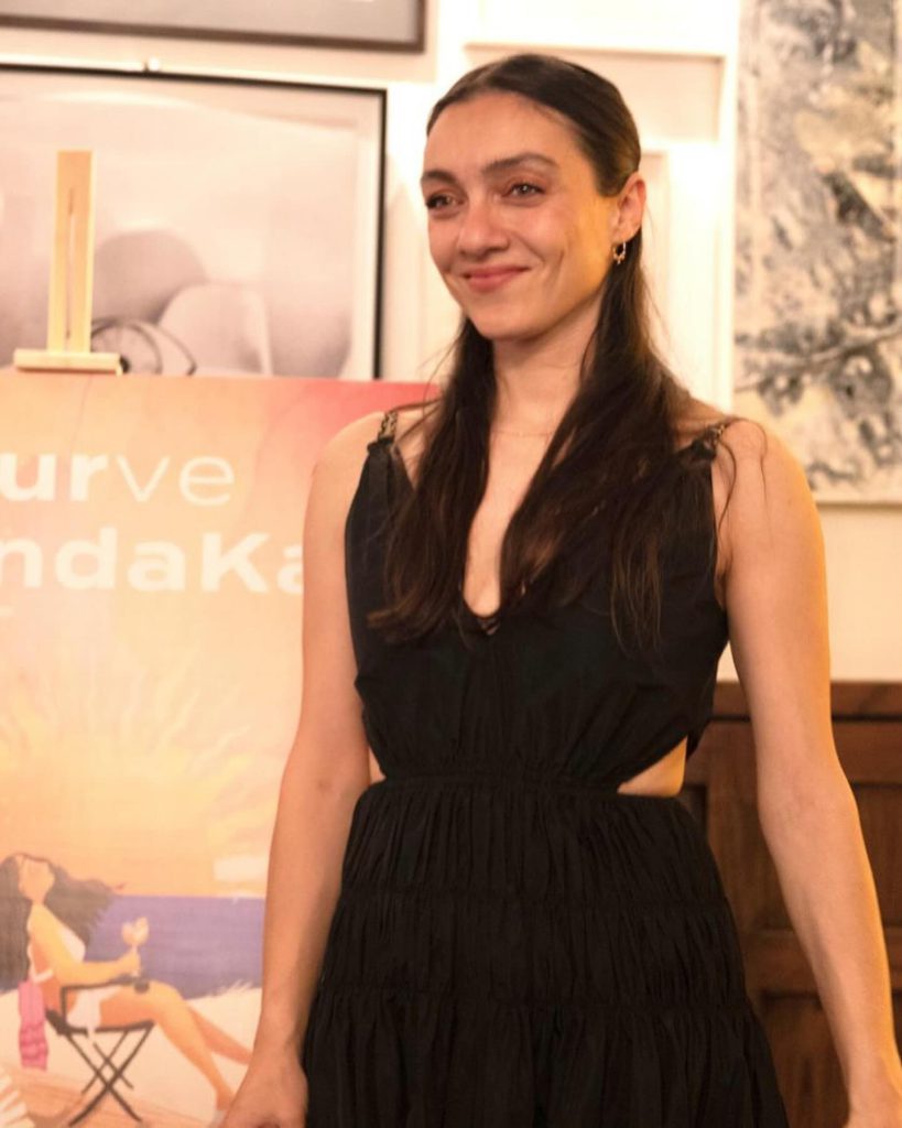 Merve Dizdar smiles hot pics