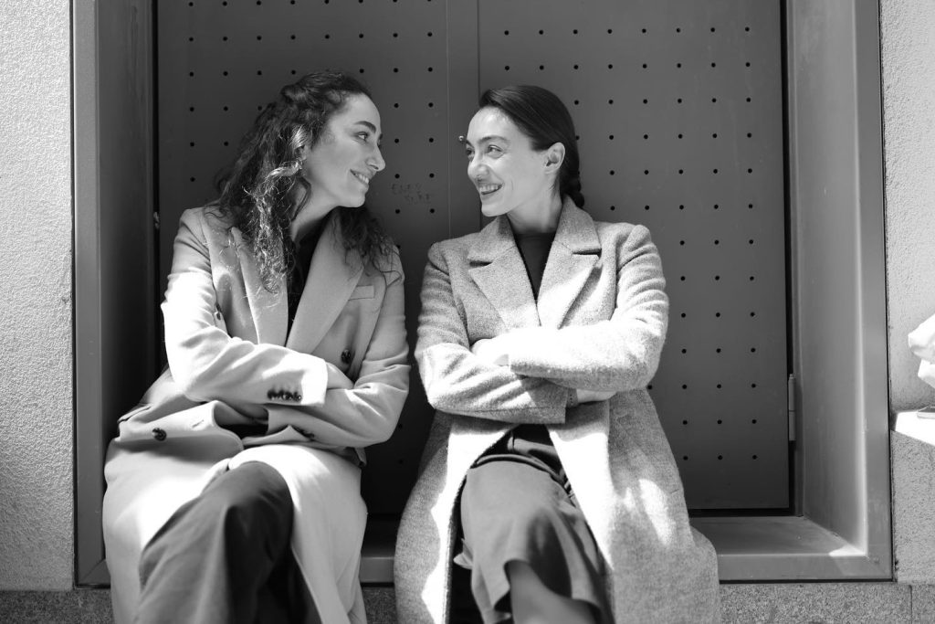 Merve Dizdar smiles naked