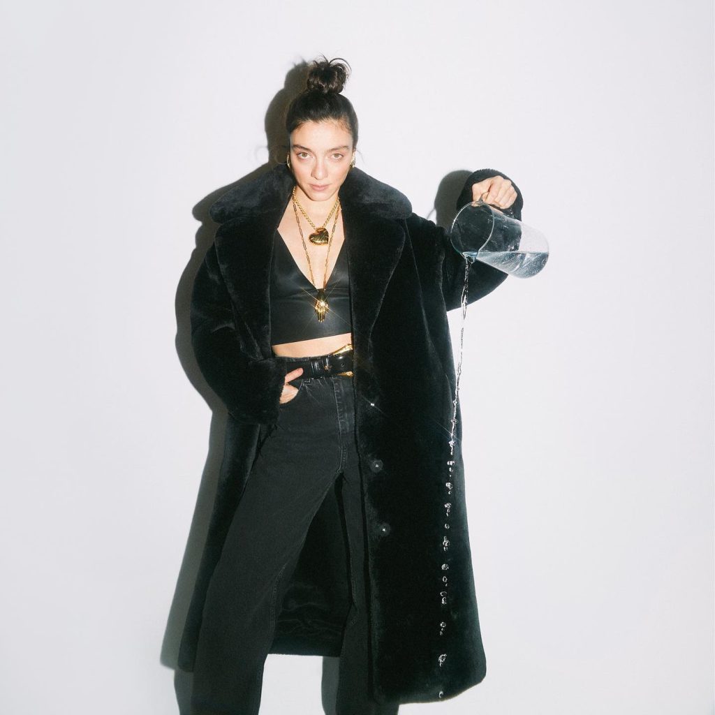 Merve Dizdar smiles nude