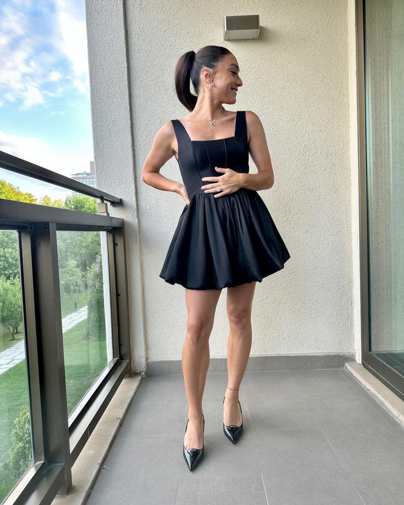 Merve Dizdar smiles xxx sex