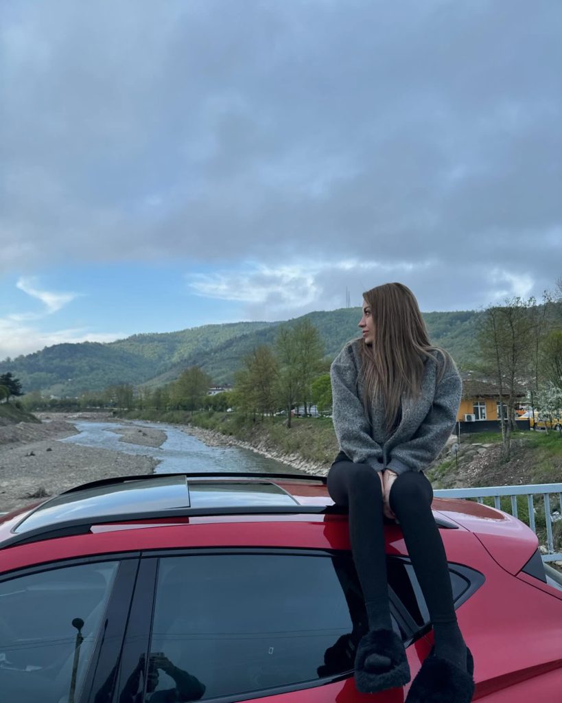 Mika Raun depicts fire boobs