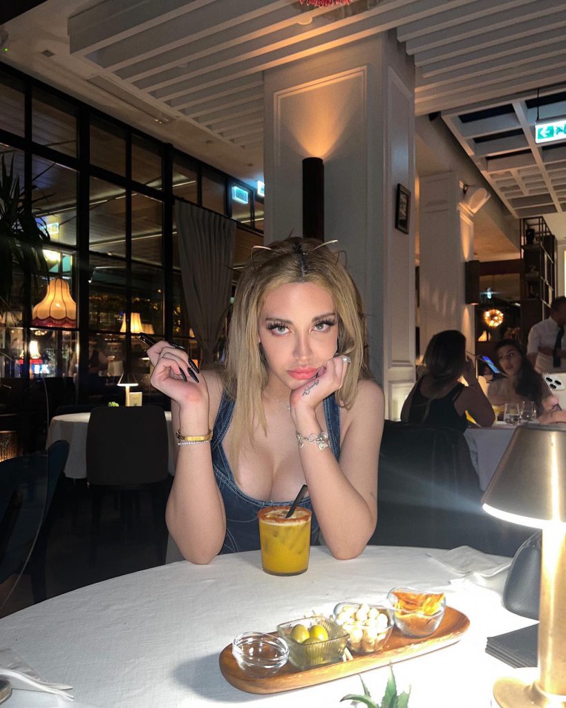 Mika Raun looks nude pics