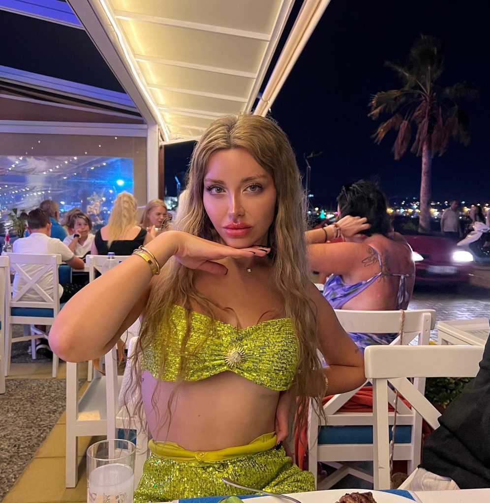 Mika Raun modeling hot pics