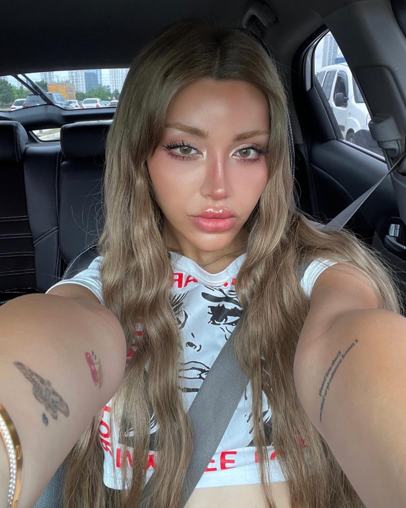 Mika Raun modeling naked