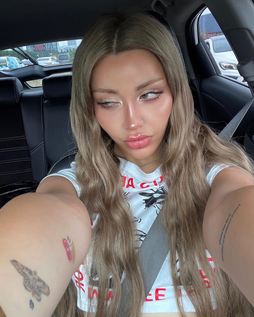 Mika Raun modeling nude