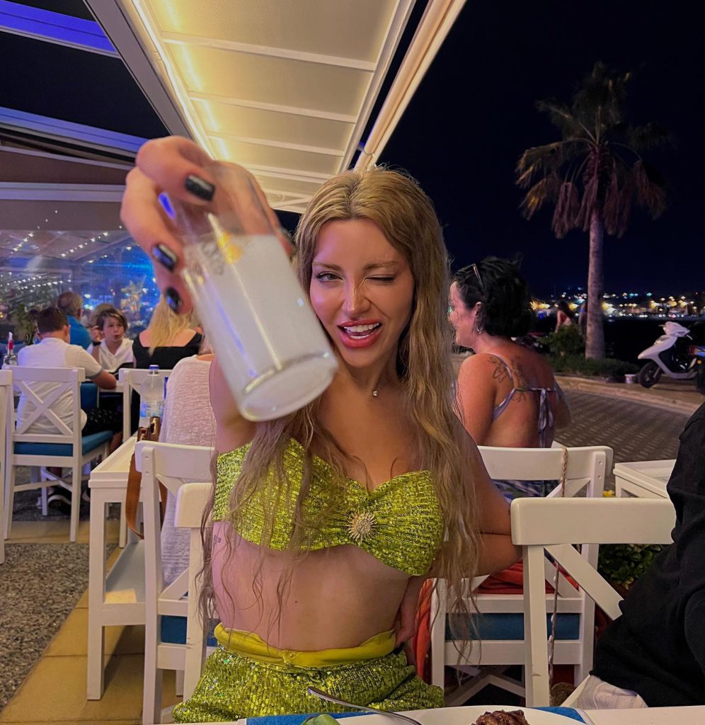 Mika Raun modeling nude pics