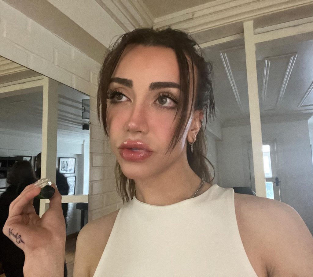 Mika Raun poses bikini