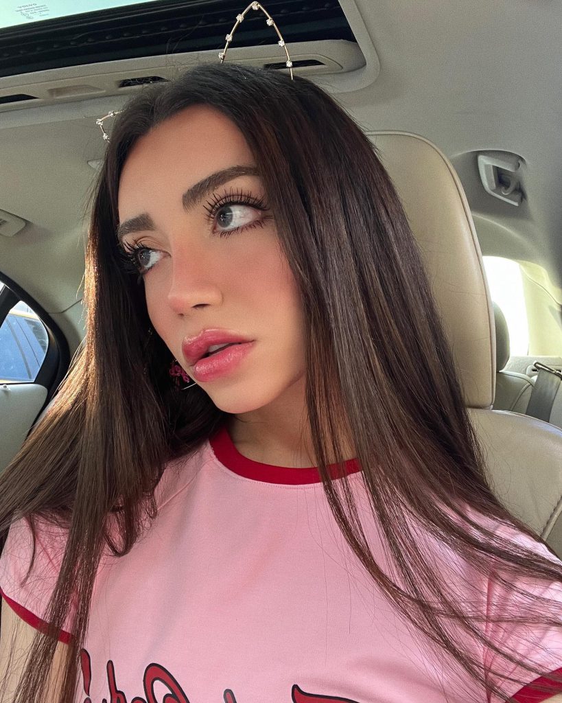 Mika Raun poses hot pics