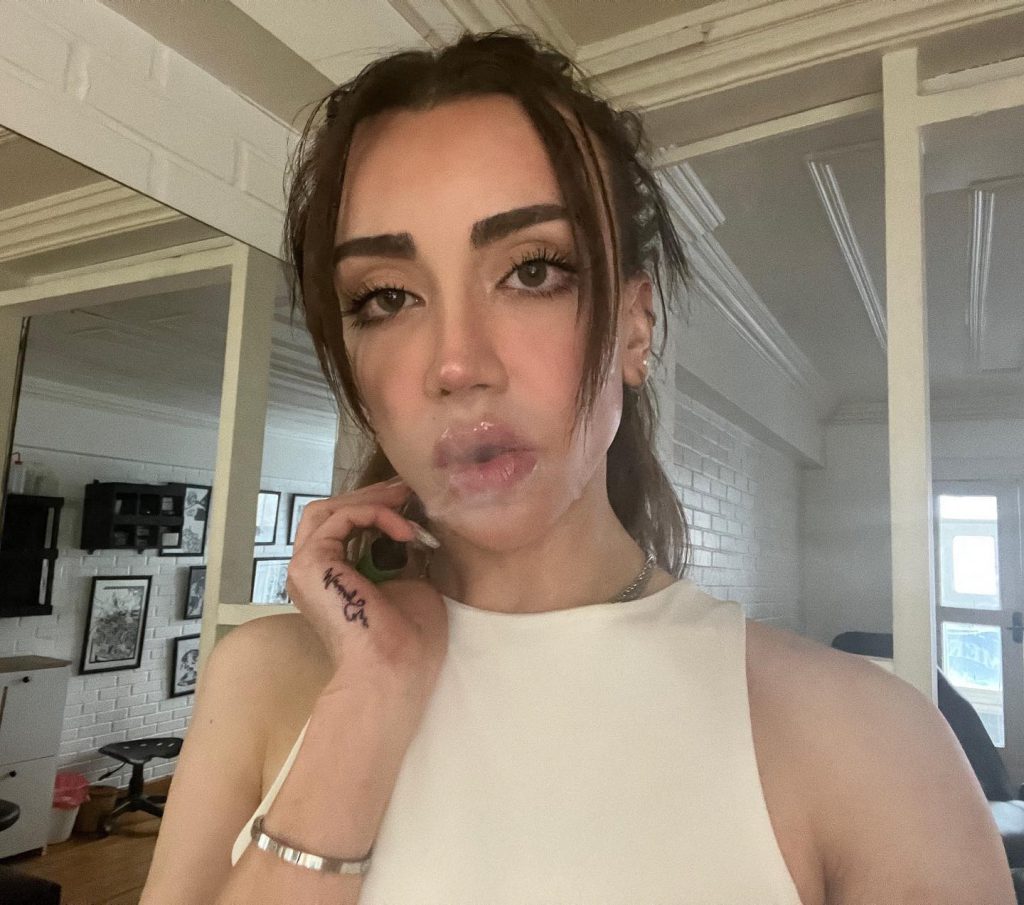 Mika Raun poses nude