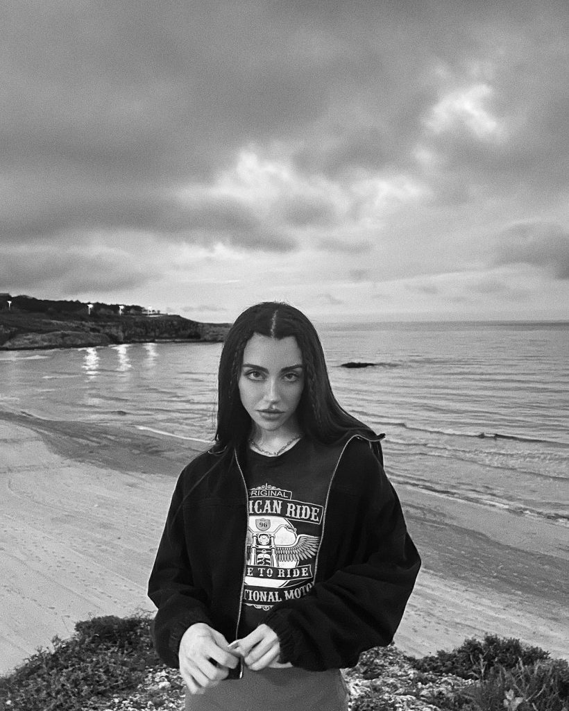 Mika Raun poses pussy