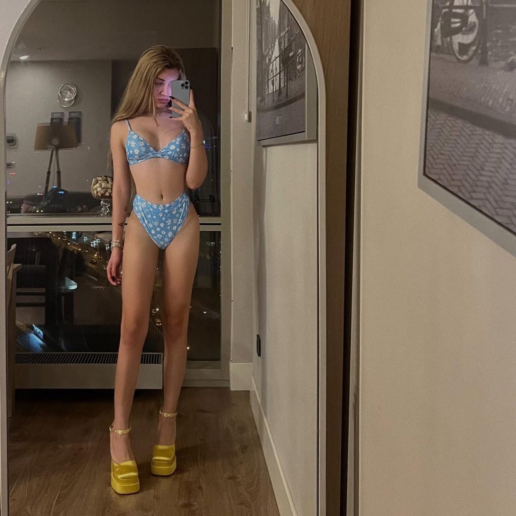 Mika Raun smiles pussy