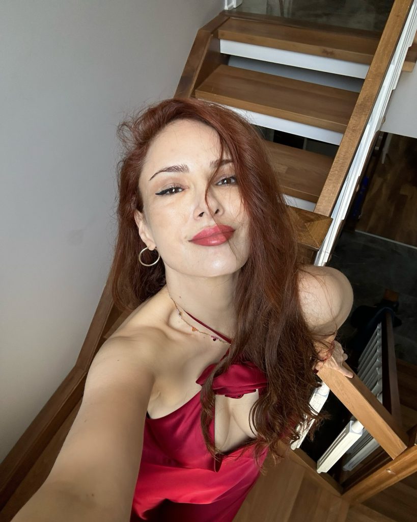 Mine Tugay ardent pussy