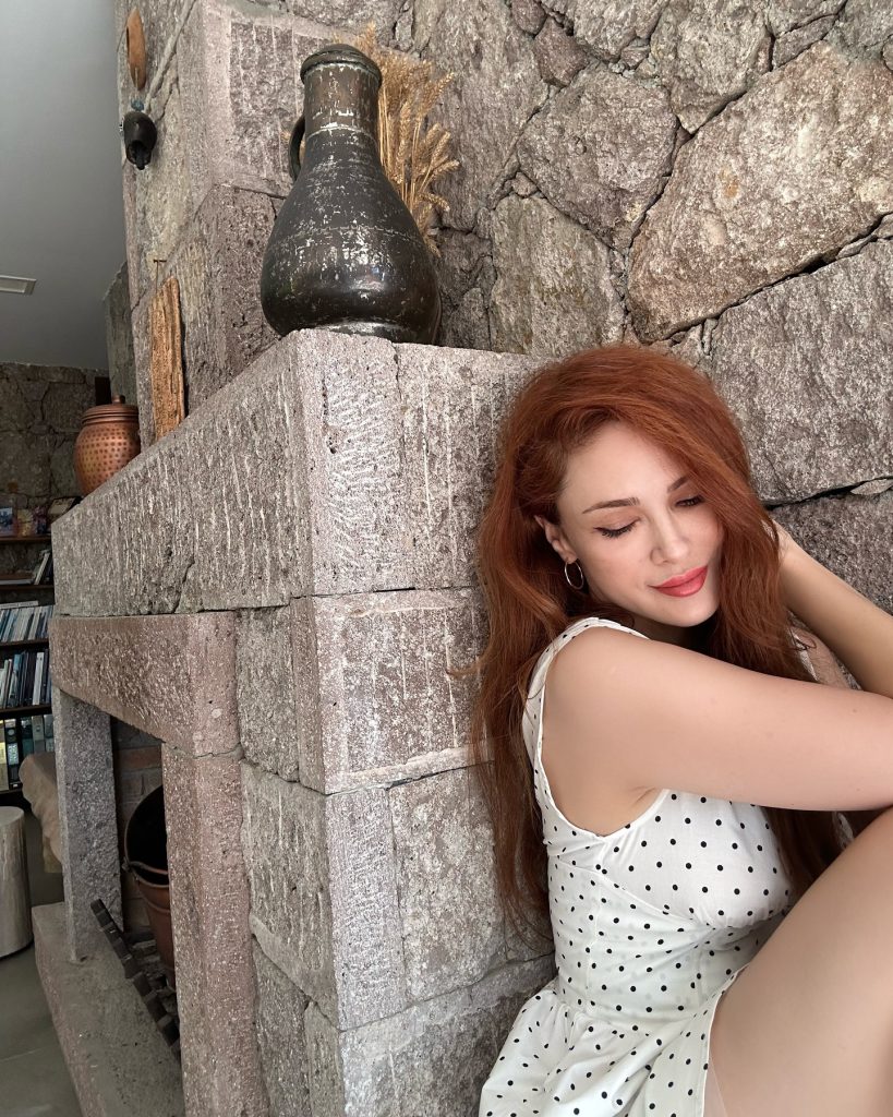 Mine Tugay ardent sex scenes