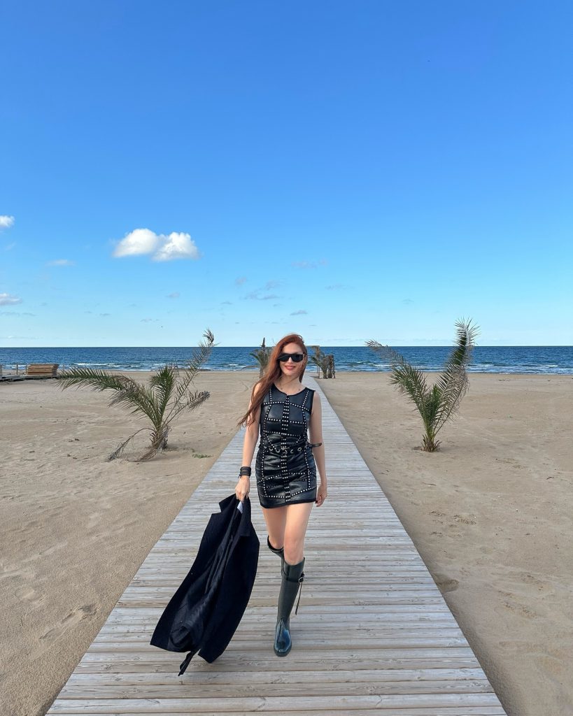 Mine Tugay depicts fire nude