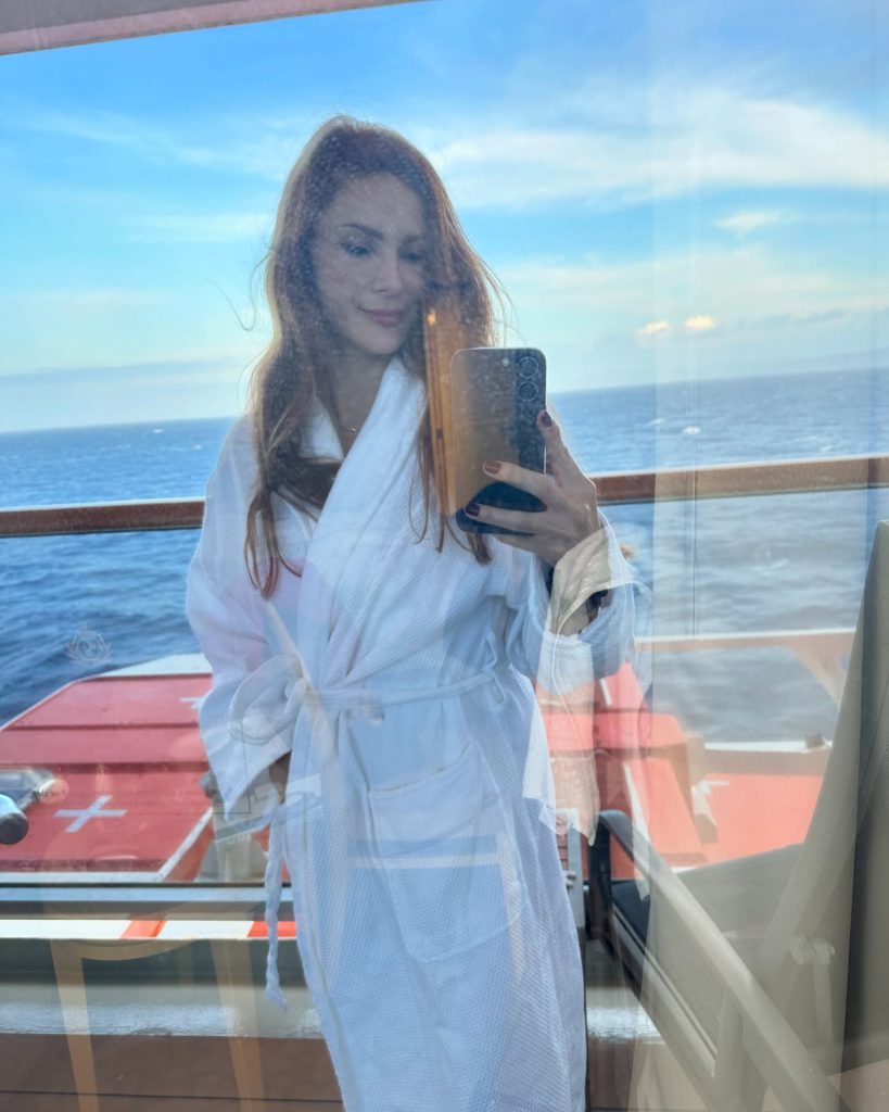 Mine Tugay modeling pussy