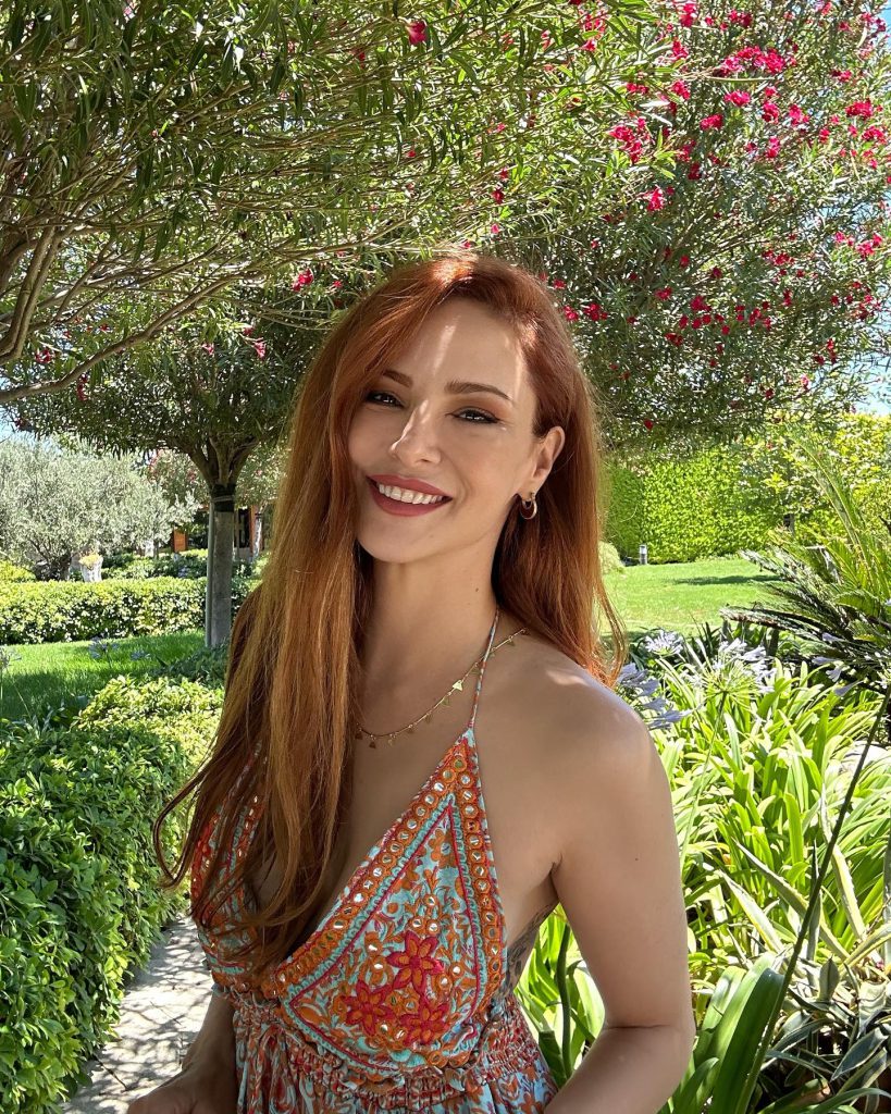 Mine Tugay poses ass