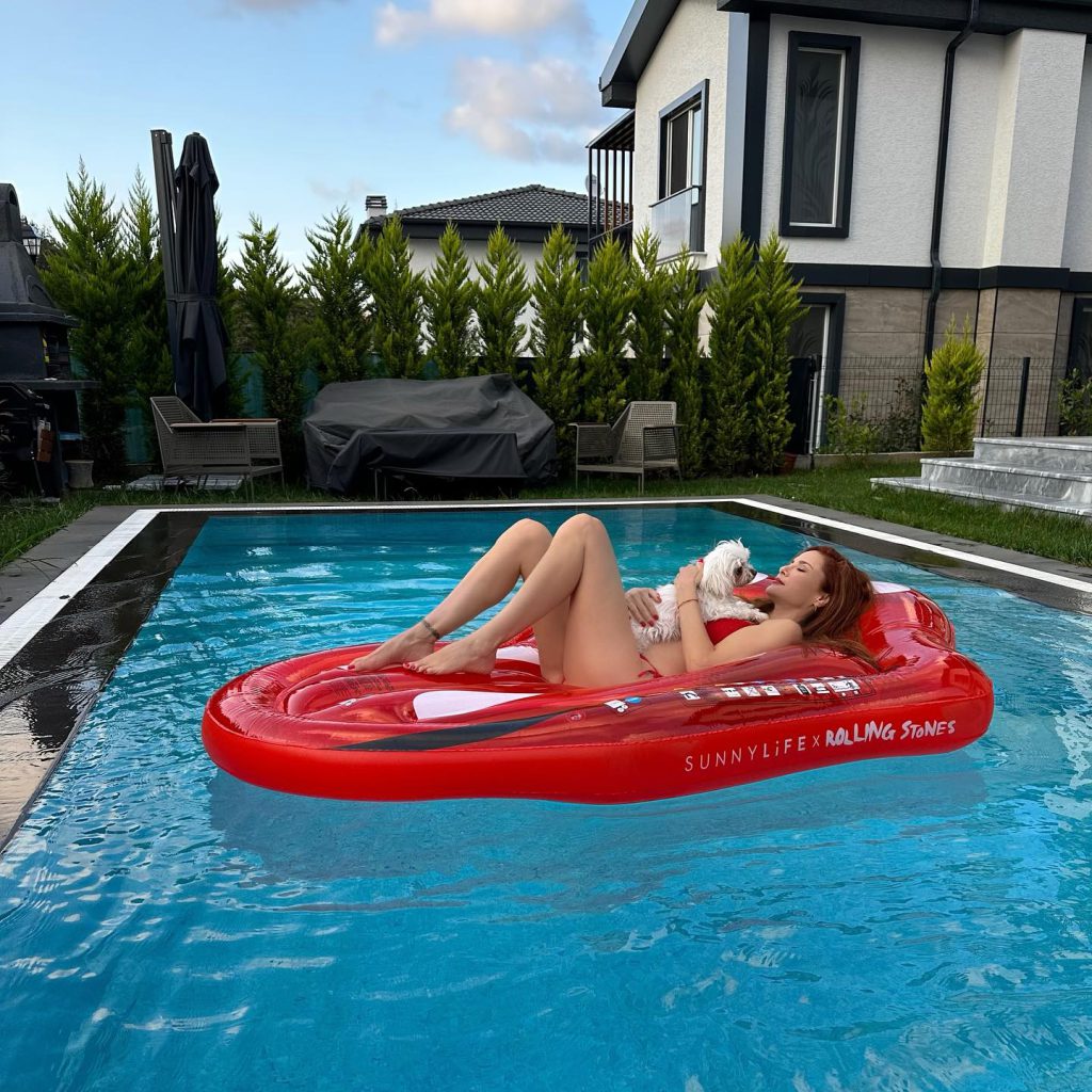 Mine Tugay poses boobs