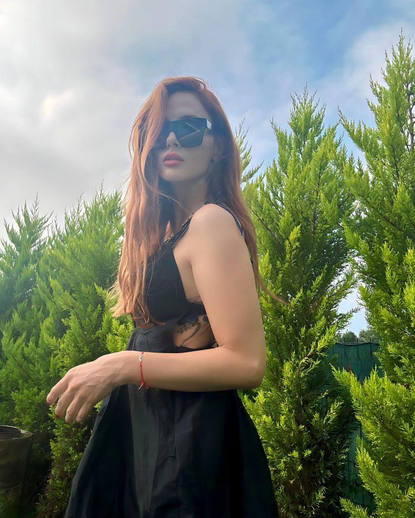 Mine Tugay poses fuck