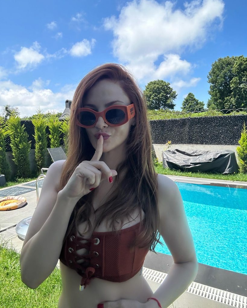 Mine Tugay poses sex