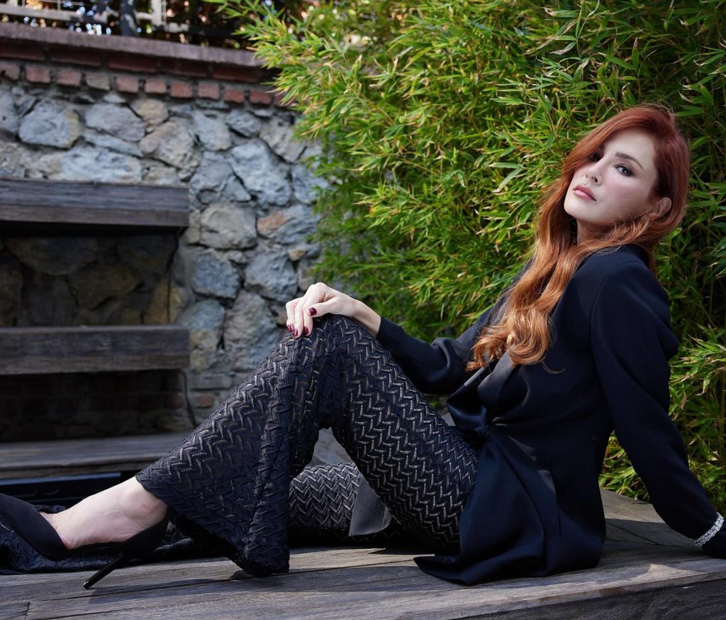 Mine Tugay smiles hot images