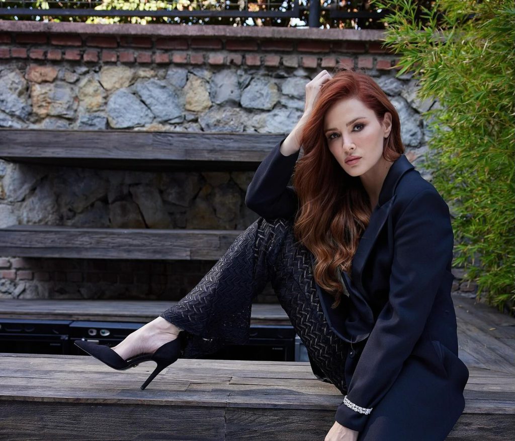 Mine Tugay smiles pussy