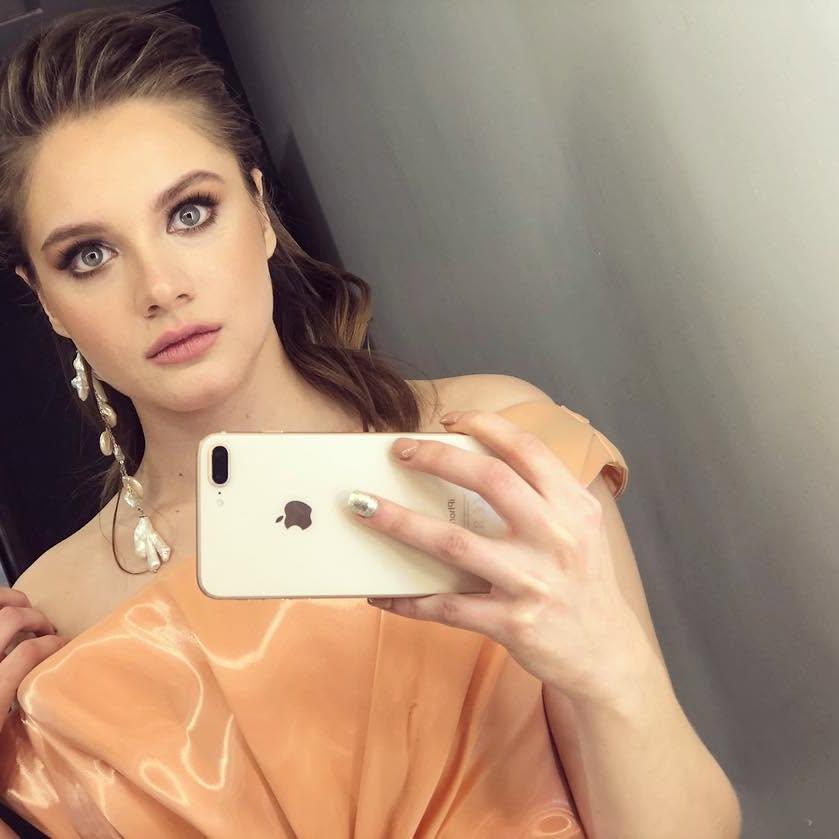 Miray Daner looks boobs