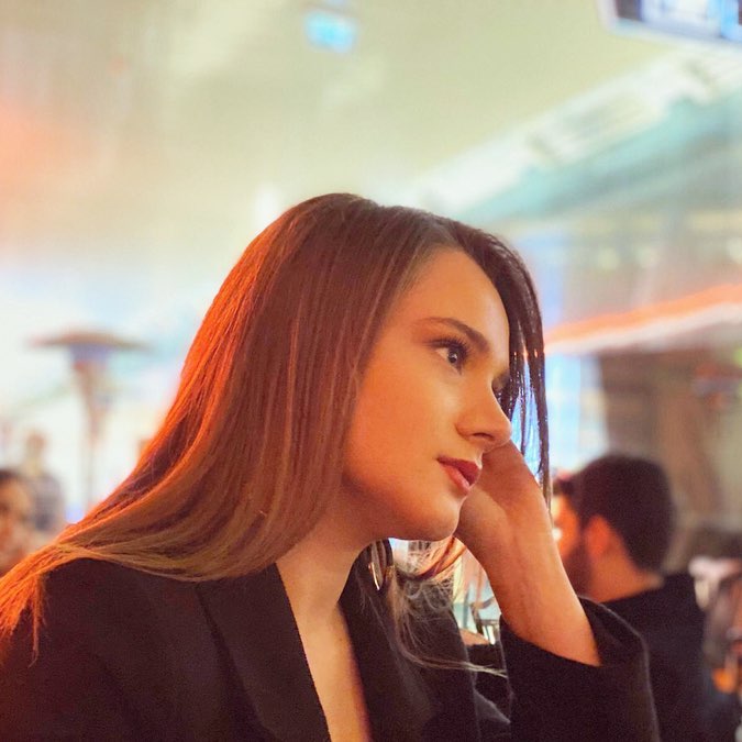 Miray Daner looks hot images