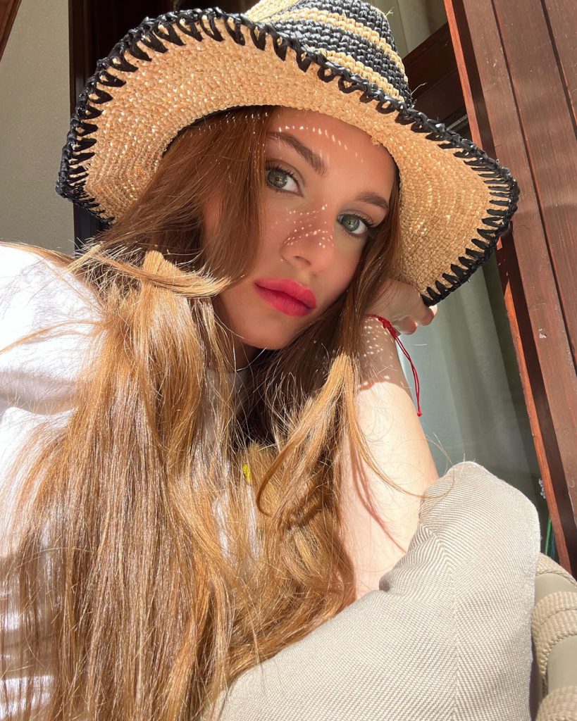 Miray Daner looks nude