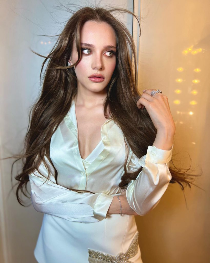 Miray Daner poses hot