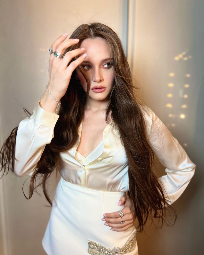 Miray Daner poses sex