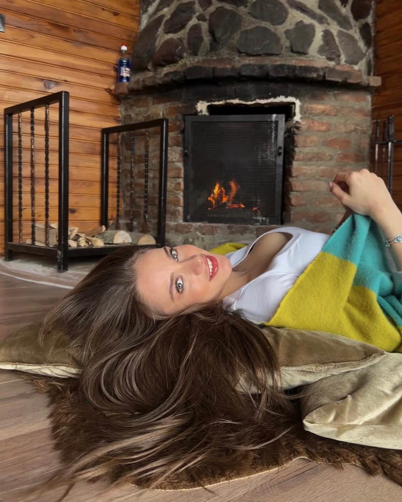 Miray Daner smiles hot bikini