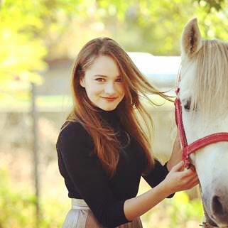 Miray Daner smiles hot photos