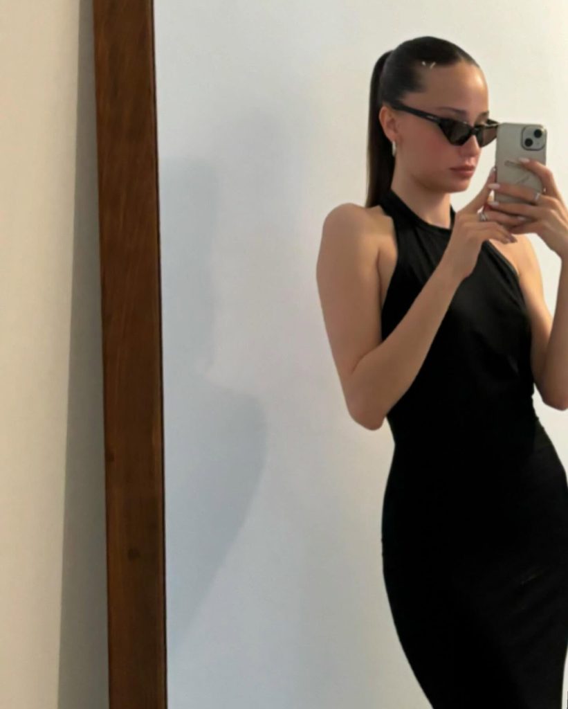 Müge Bayramoğlu looks naked