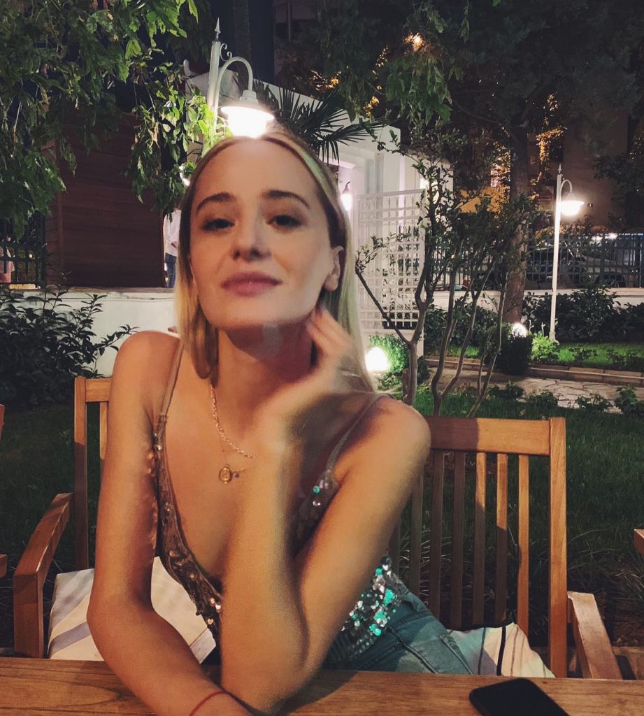 Müge Bayramoğlu looks pussy