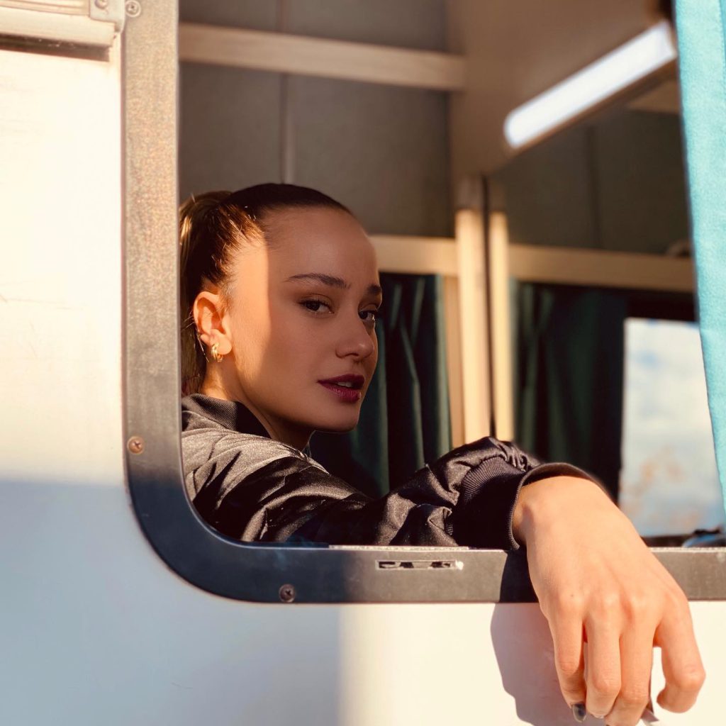 Müge Bayramoğlu looks sex