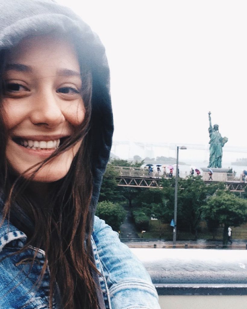 Müge Bayramoğlu modeling boobs