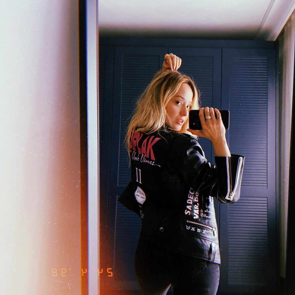 Müge Bayramoğlu modeling nude