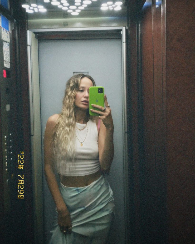 Müge Bayramoğlu modeling nude pics