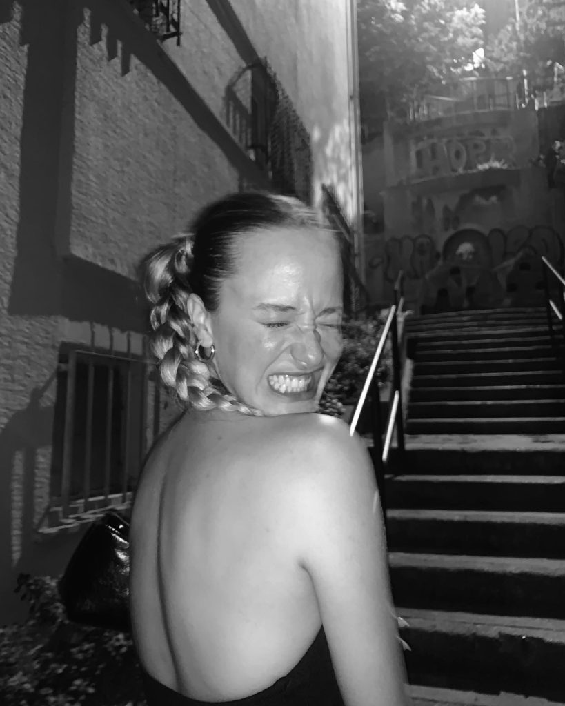 Müge Bayramoğlu poses ass