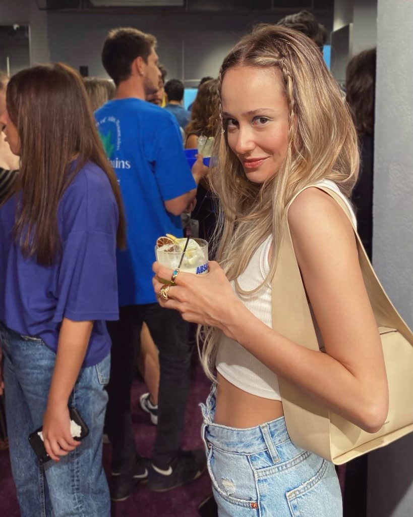 Müge Bayramoğlu poses hot